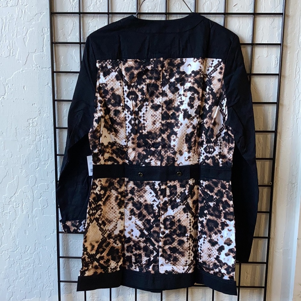 Koi scrub jacket - leopard python - Picture 2 of 4
